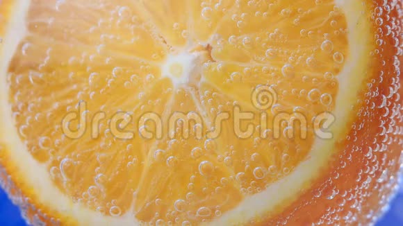 特写橙果形象背景在水中水下背景质地视频的预览图