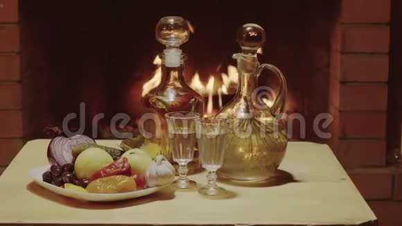 传统自制的俄罗斯草药伏特加加冷点心和背景壁炉视频的预览图