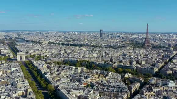 巴黎法国五月2019年空中无人机从上面看到埃菲尔铁塔和历史市中心视频的预览图