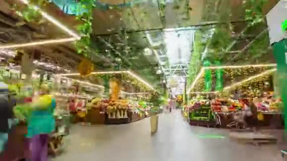 移动超市的新鲜商品和顾客的时间视频的预览图
