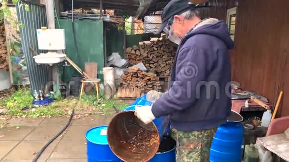 一位老人用圆形电锯切割金属桶视频的预览图