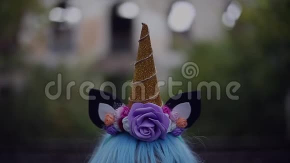 女孩的蓝色头发和独角兽角的肖像视频的预览图