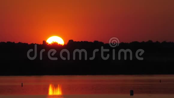 湖面上的红天日出视频的预览图