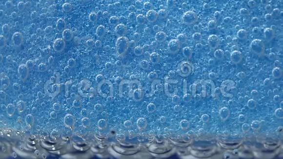 蓝色海绵用于洗碗在水下特写洗碗的概念清洁有选择的宏观视频的预览图