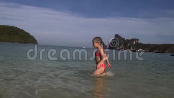 小女孩4K走进大海视频的预览图
