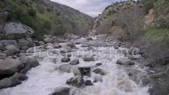 克恩河和牛平溪加利福尼亚视频的预览图