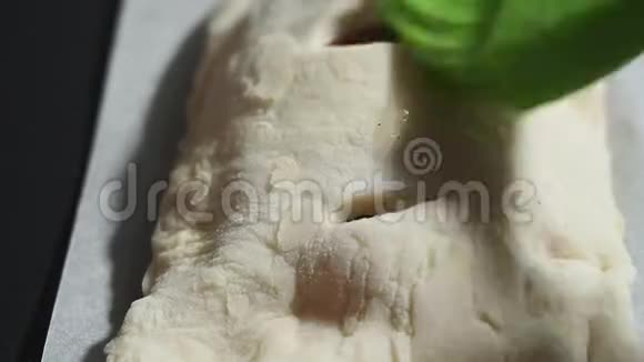 在用苹果和肉桂烘焙膨化卷之前先用鸡蛋卷涂抹烹饪自制食物特写视频的预览图