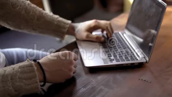 抓紧时间年轻的自由职业者在lft办公室的笔记本电脑上工作视频的预览图
