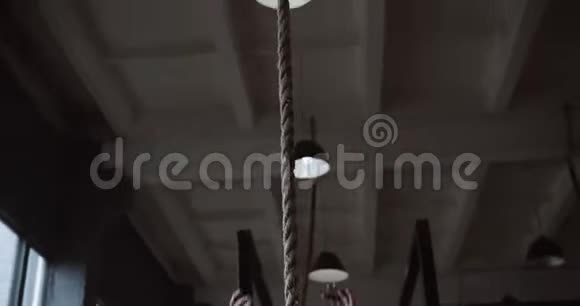 无体力年轻运动的白种人运动员在大型健身房进行极限功能性体育锻炼时攀爬绳索视频的预览图