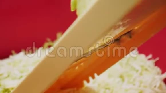工人用特殊工具做沙拉切白菜视频的预览图