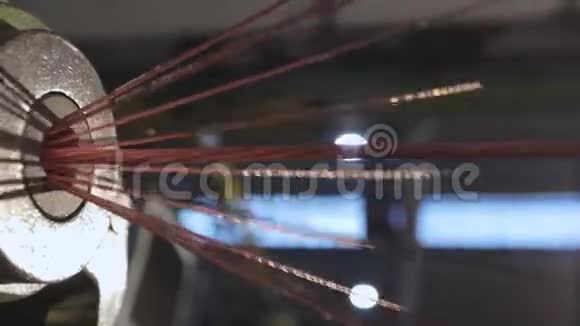 混合铜线生产电缆的工厂铜电缆的特写视频的预览图