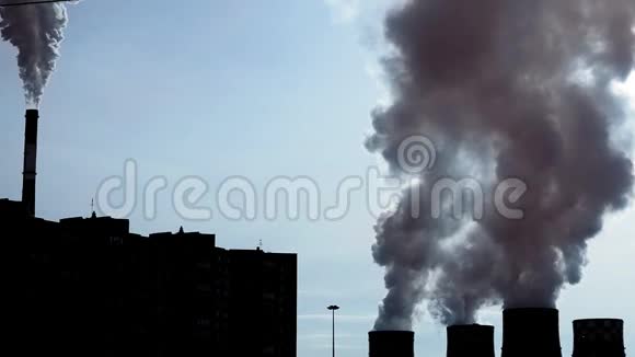 工厂烟囱的烟雾在阴天来自工厂工厂污染轮廓视频的预览图