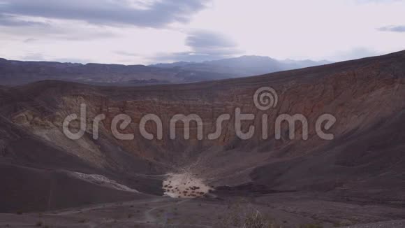 加州死亡谷国家公园的UbehebeCrater日出时间视频的预览图