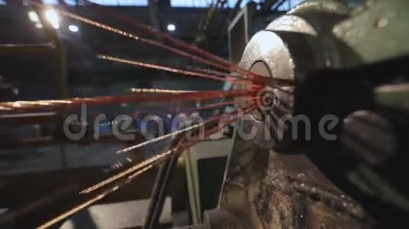 混合铜线生产电缆的工厂铜电缆的特写视频的预览图
