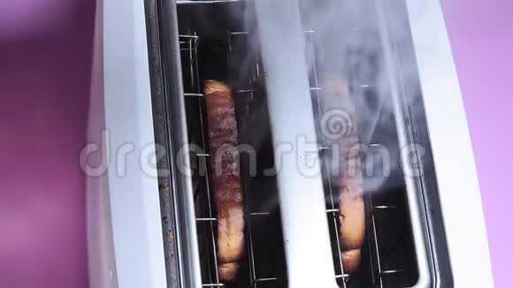 烤面包机特写中的烧面包做烤面包吸烟视频的预览图
