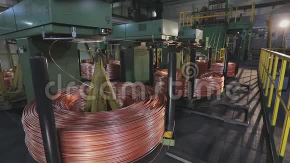 特写镜头电缆电线生产和机器在工厂现代电缆厂电缆的生产视频的预览图