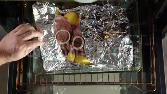 关闭烤炉用铝箔烤猪肉颈土豆视频的预览图