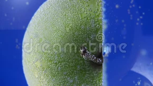 苹果在绿色的水里水中多汁成熟果实水中有气泡宏观拍照视频的预览图