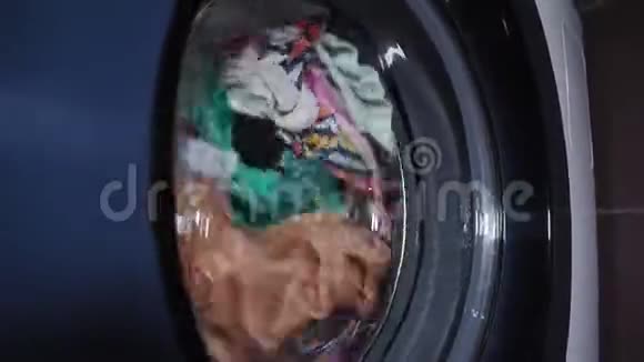 在洗衣机里洗衣服彩色亚麻洗衣服务视频的预览图