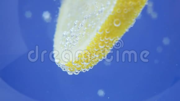 一片带有气泡的柠檬片成熟多汁的水果在水中在水中视频的预览图