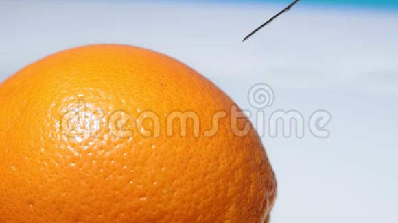 用注射器将转基因生物注射到橘子柑橘中特写选择性聚焦视频的预览图