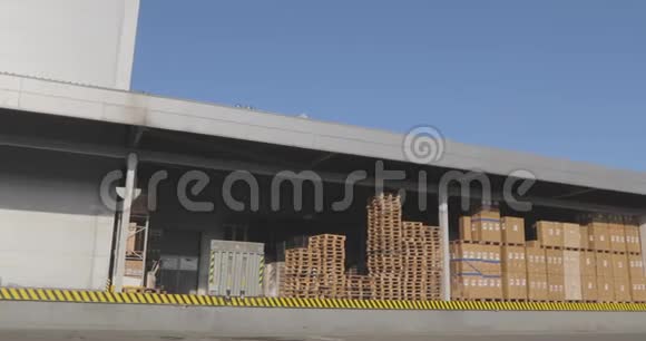 大型现代化仓库有多个箱子的大型仓库视频的预览图