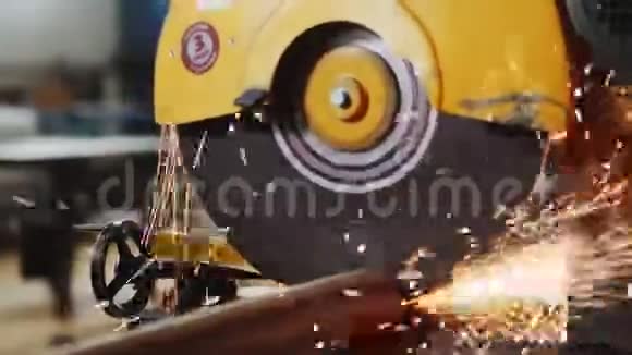 工人用锯切金属管道在生产工厂的特写视频的预览图