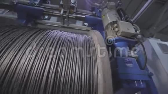在生产中将电气电缆缠绕到筒管上电缆制作电缆厂视频的预览图