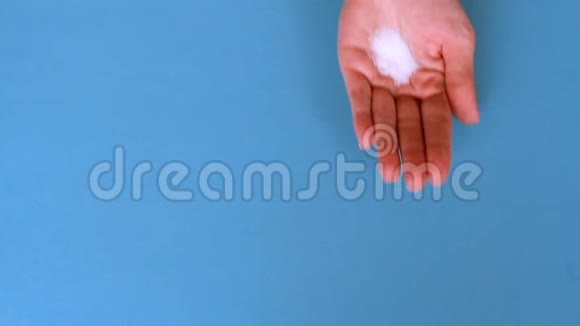 选择片剂或普通糖中的甜味剂糖尿病患者的糖的替代品女性一只手握着糖视频的预览图