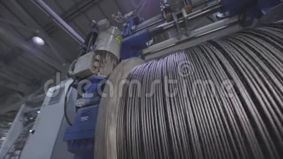 电缆厂在生产中将电气电缆缠绕到筒管上电缆制作特写视频的预览图