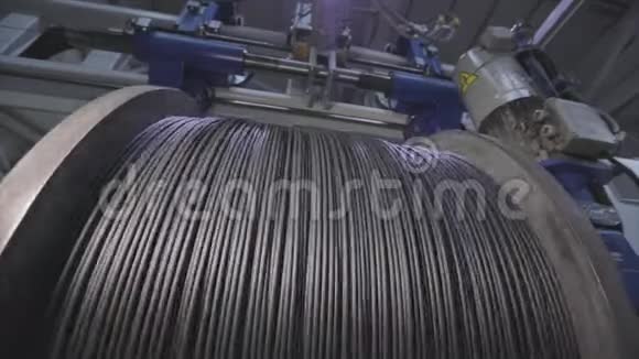 在生产中将电气电缆缠绕到筒管上电缆制作电缆厂视频的预览图