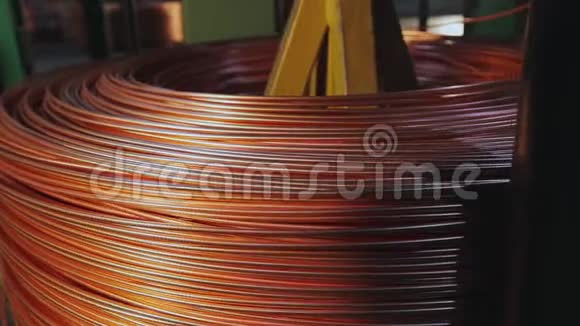 电缆厂内缠绕铜电缆的特写电缆制造视频的预览图