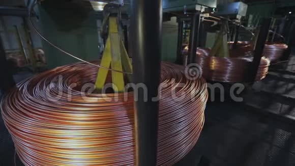 特写镜头电缆电线生产和机器在工厂现代电缆厂电缆的生产视频的预览图