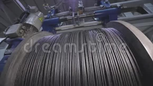 电缆厂在生产中将电气电缆缠绕到筒管上电缆制作特写视频的预览图