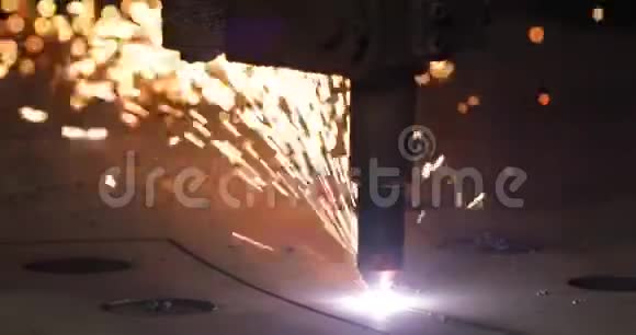 工业数控等离子切割金属板材视频的预览图
