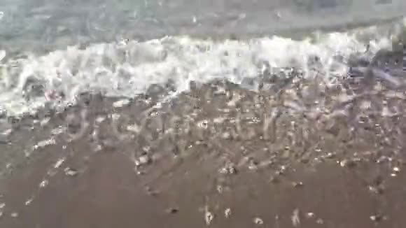 海波或海浪太慢了美丽的沙滩特写镜头视频的预览图