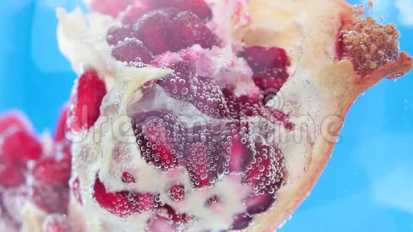 石榴密堆健康种子石榴果实去皮水中多汁水果视频的预览图