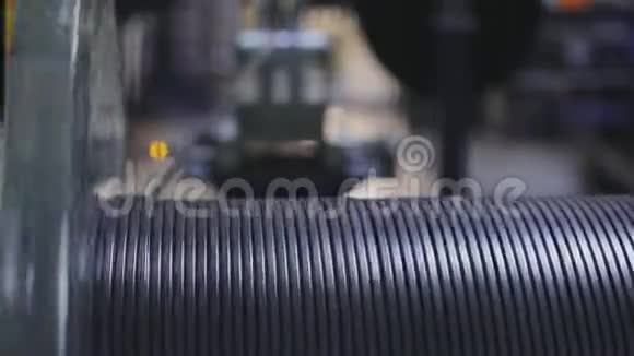 工业铜缆生产将电缆卷到卷筒上视频的预览图