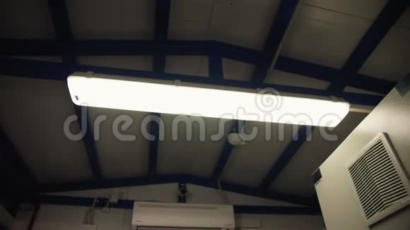变电站低角射灯吊顶上的LED灯视频的预览图