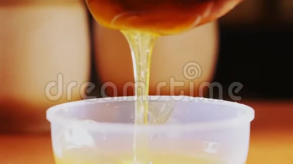 美味的蜂蜜从乡村木勺里倒出来视频的预览图