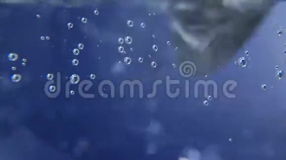 勺子在水中关闭宏观搅拌水选择性聚焦视频的预览图