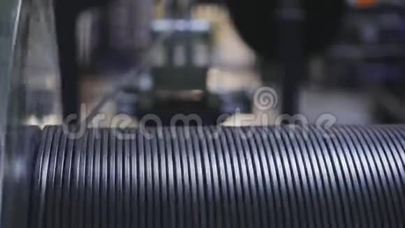 工业铜缆生产将电缆卷到卷筒上视频的预览图