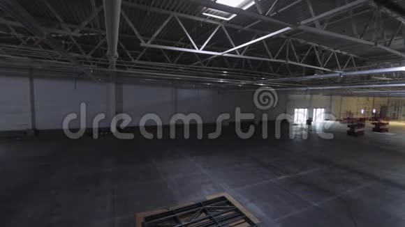 室内天花板上安装剪刀升降机的建筑构件视频的预览图
