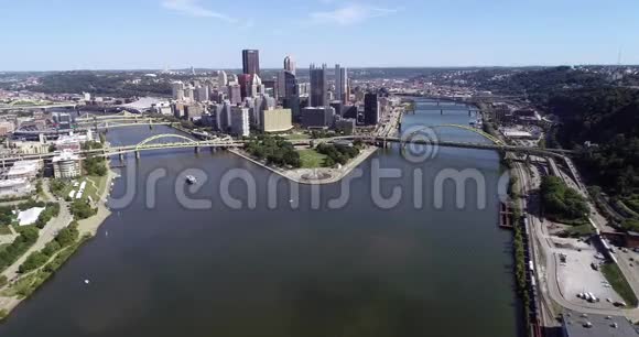 匹兹堡城市景观宾夕法尼亚州阿勒格尼河和莫农加赫拉河城市因为桥而出名摩天大楼视频的预览图