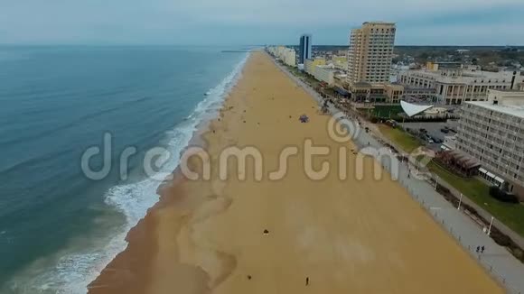 在弗吉尼亚海滩的海王星雕像旁飞行视频的预览图