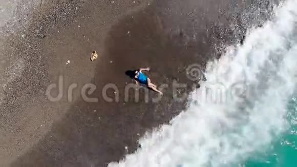 海岸上躺着一个女人旅游度假度假的理念视频的预览图