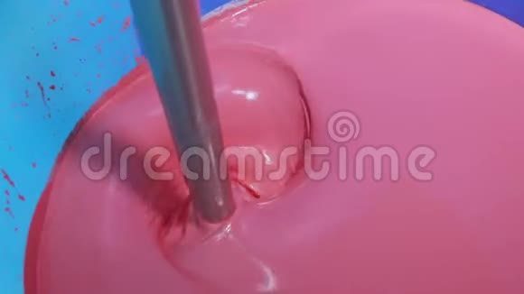 在桶里混合油漆在工厂里混合油漆在工厂里混合粉红色油漆视频的预览图