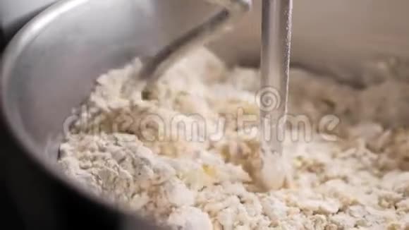 在工厂里把鸡蛋和面粉混合在一起视频的预览图