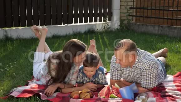 幸福的家庭谎言在明亮的毯子上说笑视频的预览图