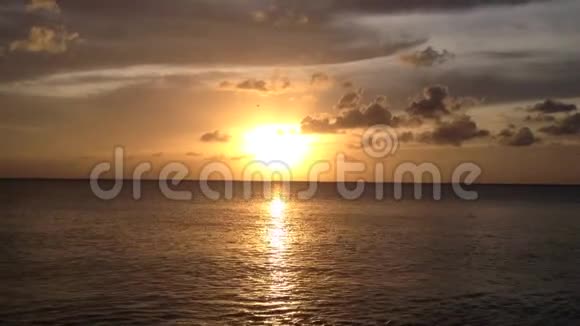 安提瓜黑木海滩视频的预览图